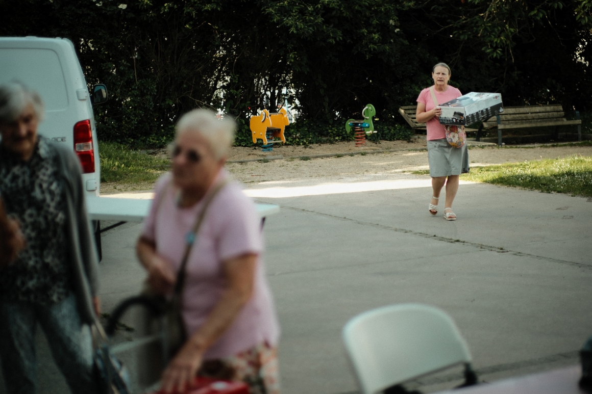 A woman arriving at the Repair Café carrying an appliance